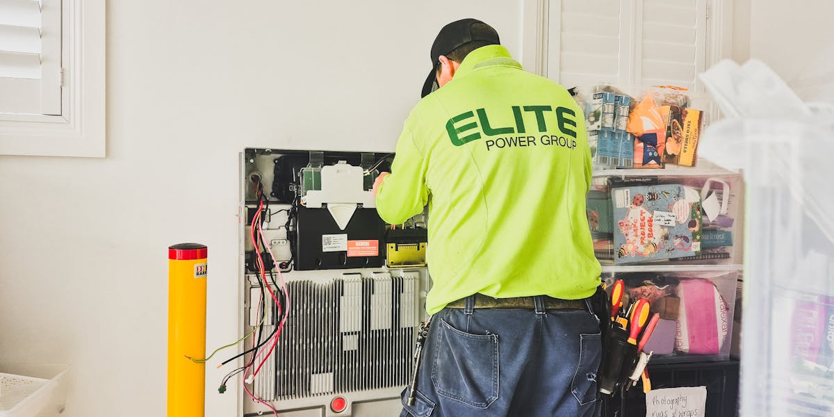 Tibber Speicher-Steuerung 2026: Was die automatische Batterie-App seit Dezember 2025 wirklich kann, welche Wechselrichter mitspielen, und warum die EVCC-Community trotzdem ihre eigenen Skripte schreibt