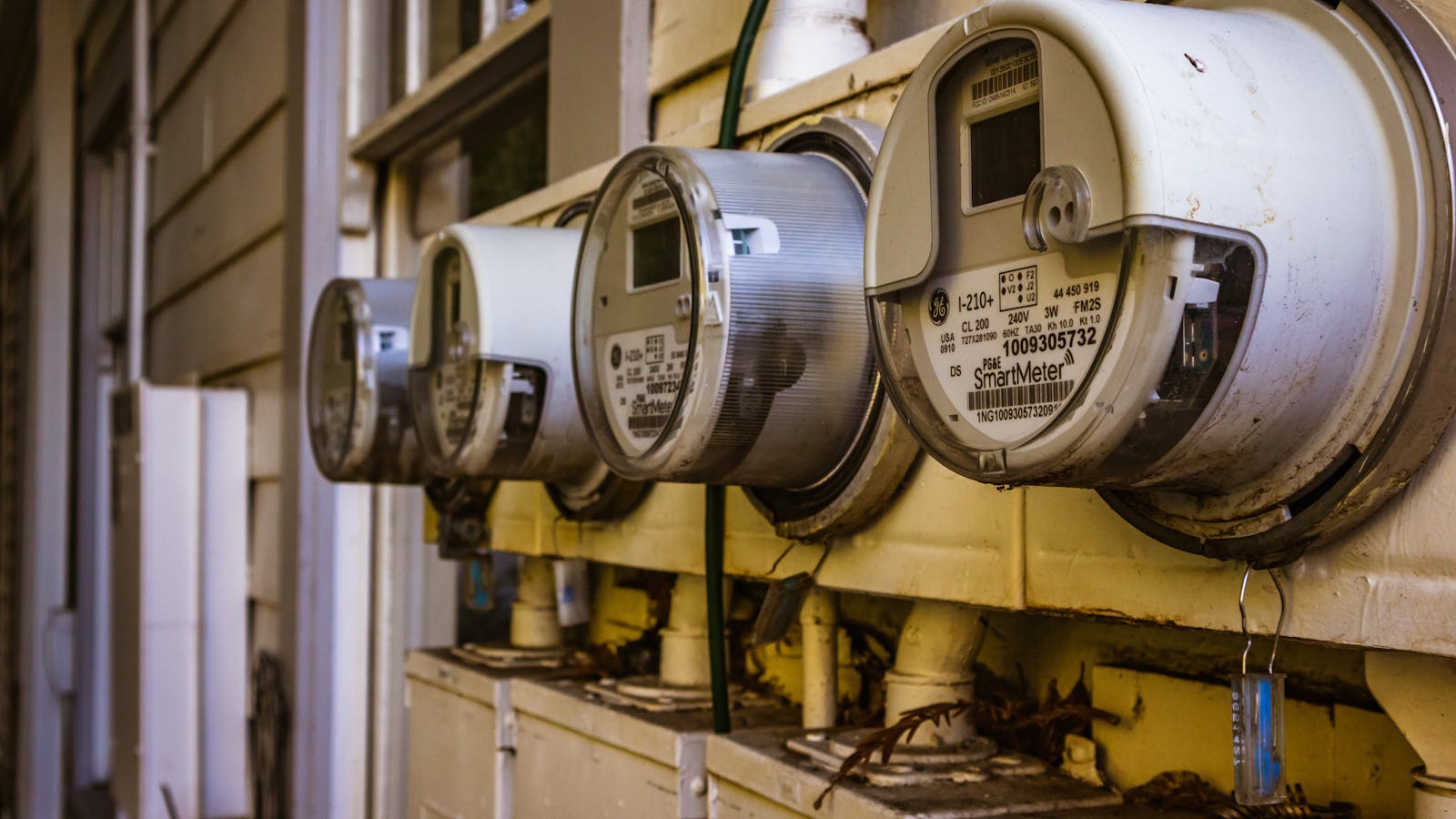 Dynamische Stromtarife 2026 im Vergleich: Warum aWATTar jetzt tado heißt, Octopus 50 Prozent günstiger lädt, Rabot 80 Prozent der Marge an dich abgibt und Tibber trotzdem die meisten App-Stunden frisst